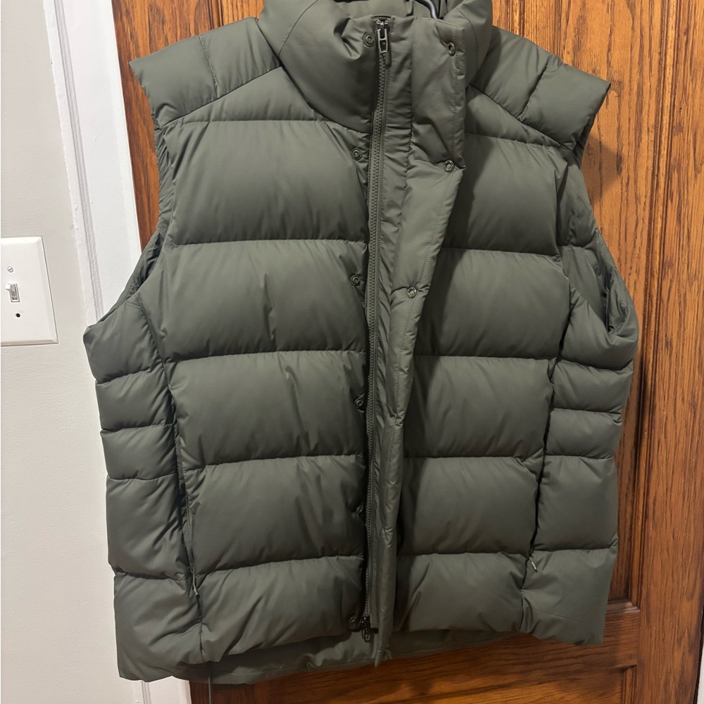 Lululemon Men's Olive Puffer Vest